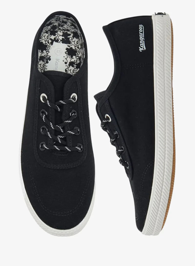 كانغاروس أحذية رياضية نسائية بتفاصيل شعار وإغلاق برباط