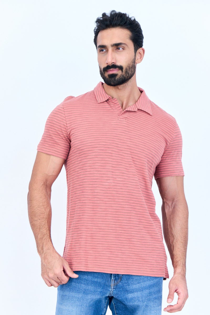 GAP قميص بولو بأكمام قصيرة للرجال بتصميم عادي ومخطط، أحمر - Image 1