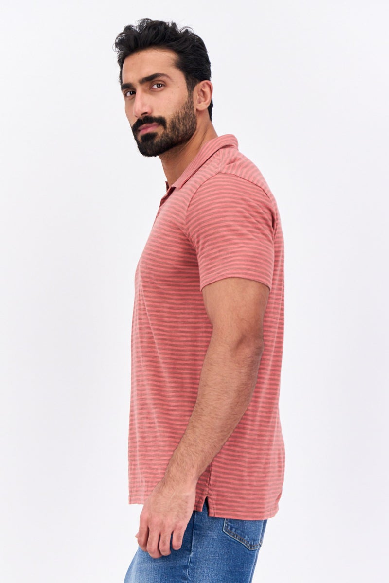 GAP قميص بولو بأكمام قصيرة للرجال بتصميم عادي ومخطط، أحمر - Image 2