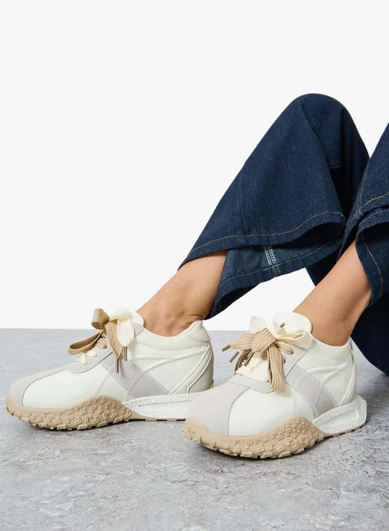 ستايلي اكتيف حذاء سنيكرز برباط غلق وتفاصيل بارزة الملمس