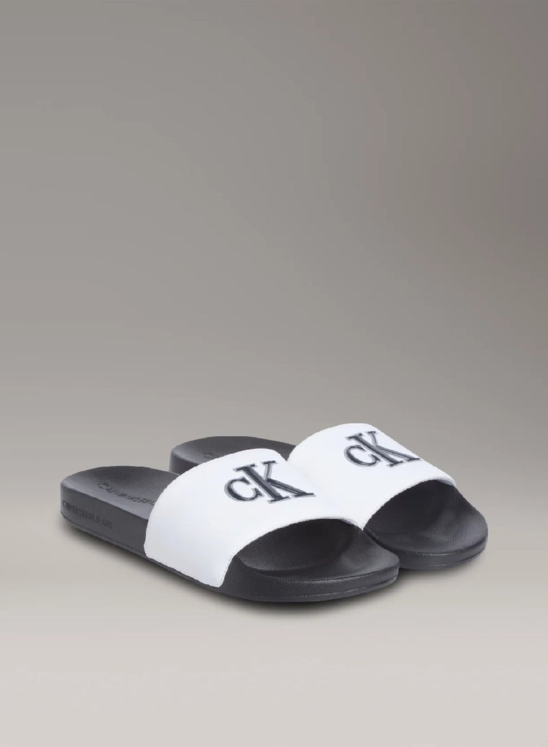 كالفن كلاين جينز شبشب مزين بشعار كلفن كلاين - Image 2