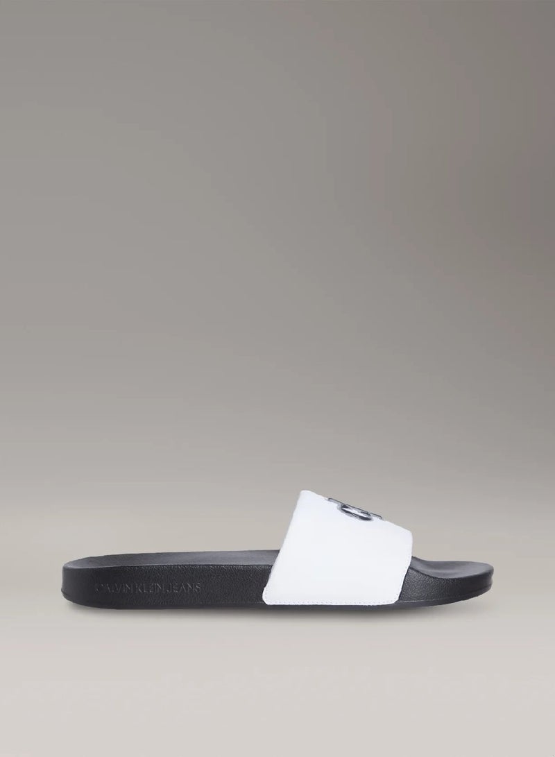 كالفن كلاين جينز شبشب مزين بشعار كلفن كلاين - Image 1