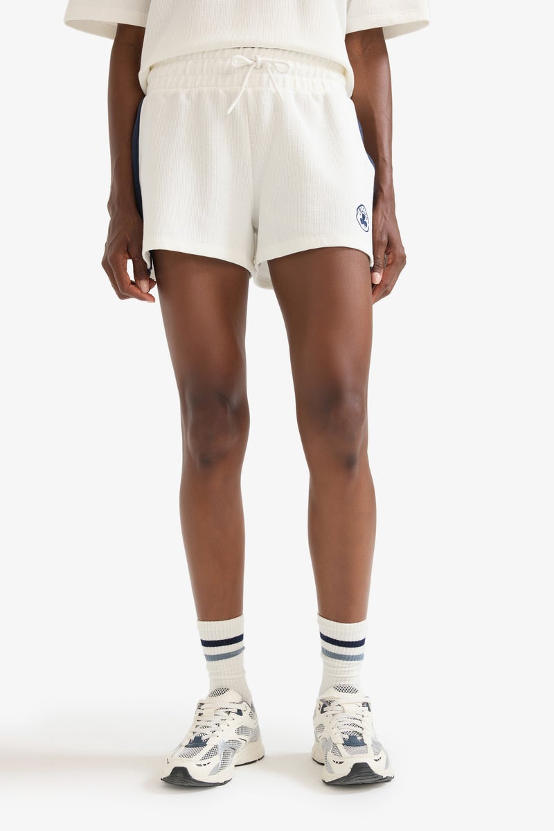 ديفاكتو شورت قصير بقصة قياسية للنساء - Image 1