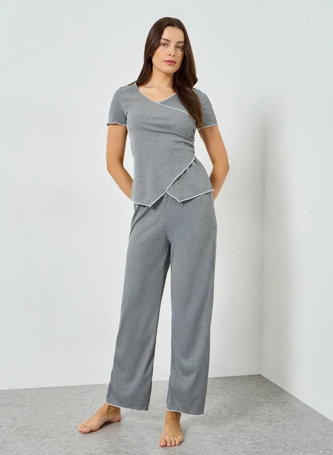 ستايلي مجموعة من بيجاما وتيشيرت مضلع بنمط لف وحواف متباينة