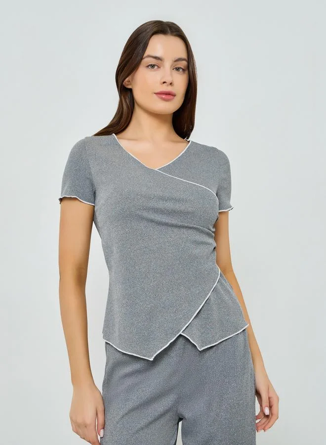 ستايلي مجموعة من بيجاما وتيشيرت مضلع بنمط لف وحواف متباينة