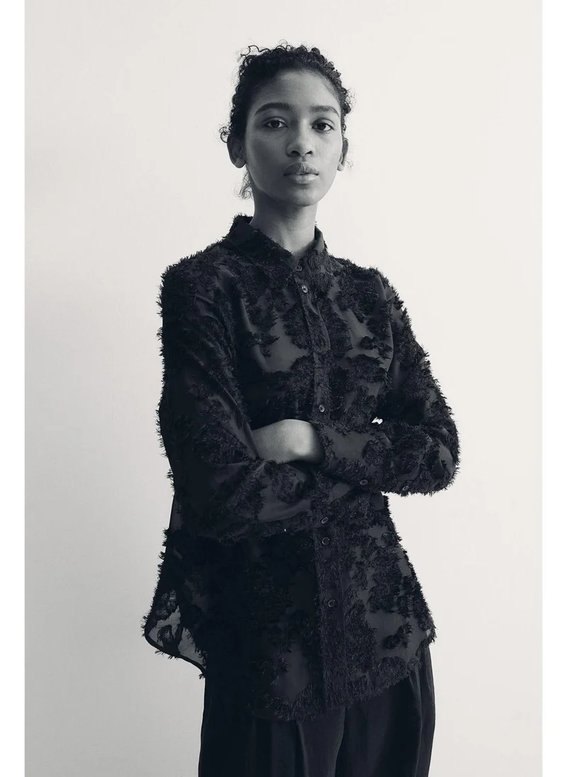 اتش اند ام قميص بنسيج مزخرف