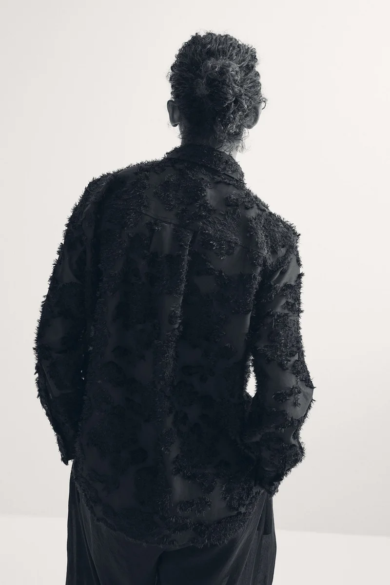 اتش اند ام قميص بنسيج مزخرف