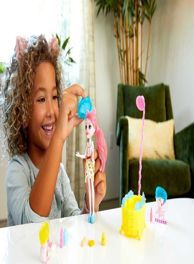 Enchantimals Bathtime Splash Playset with Petya Pig Small Doll (6-inch), 2 Pig Figures & 11+ Accessories Including Tub, Color-Change Transformation - Image 2