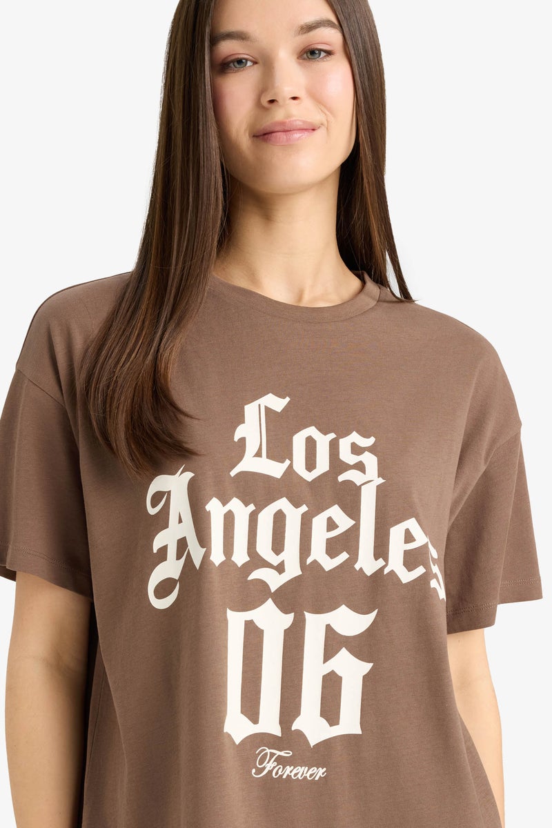 ديفاكتو تي شيرت نسائي كبير الحجم برقبة دائرية وأكمام قصيرة - Image 1