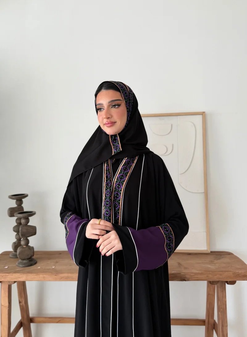 عبايات لوسين عباية كريب ملكي بتطريز انيق وتدخيلات موف