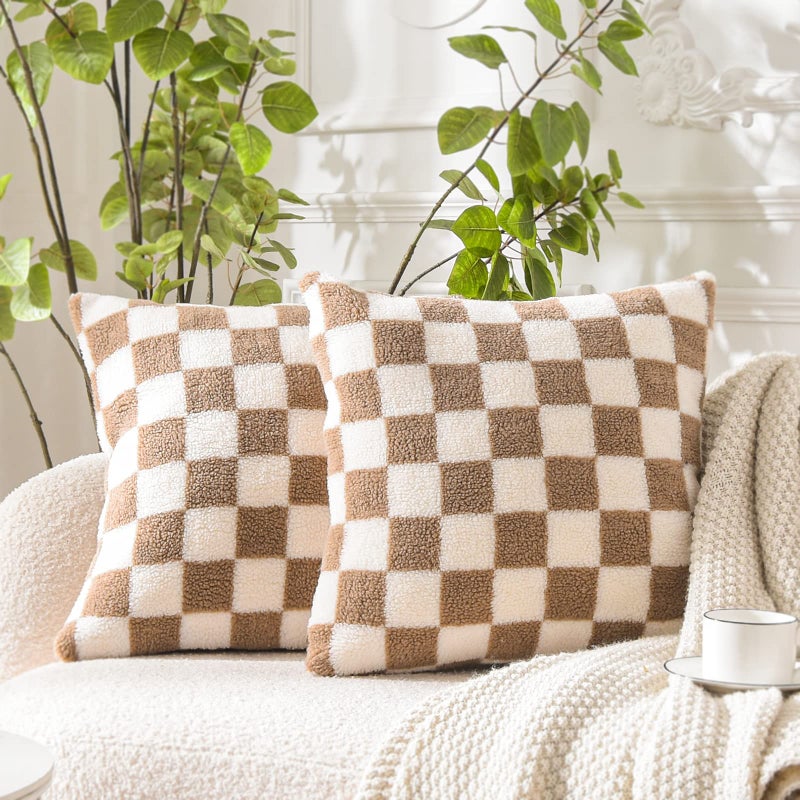 أغطية وسائد زخرفية ووكوميكو ناعمة من شيربا بنمط مربعات لوسائد الفراء الاصطناعي للكنبة وغرفة النوم وغرفة المعيشة والسيارة 16 × 16 بوصة باللون الكاكي والأبيض الفاتح