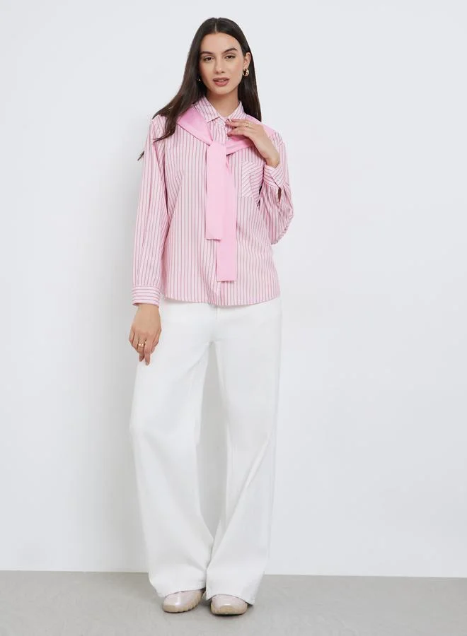 ستايلي بلوزة مخططة مع شال مزين بعقدة