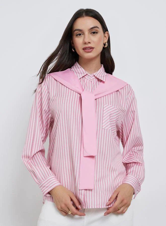 ستايلي بلوزة مخططة مع شال مزين بعقدة