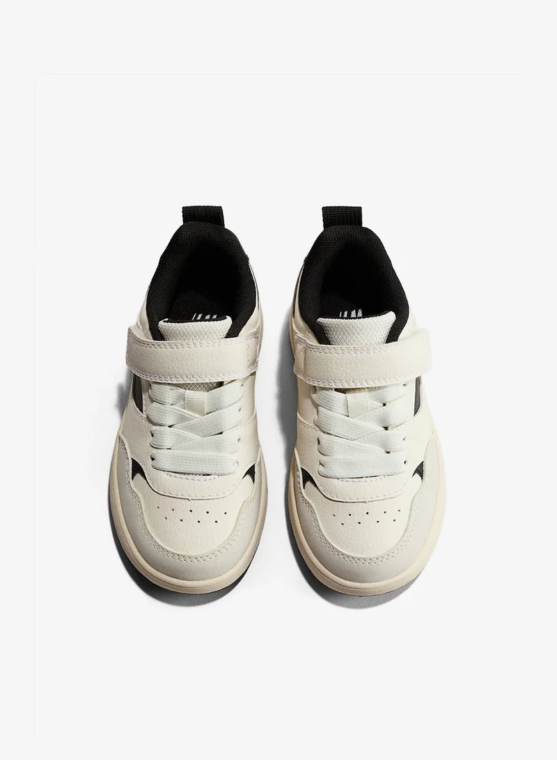 اتش اند ام حذاء رياضي