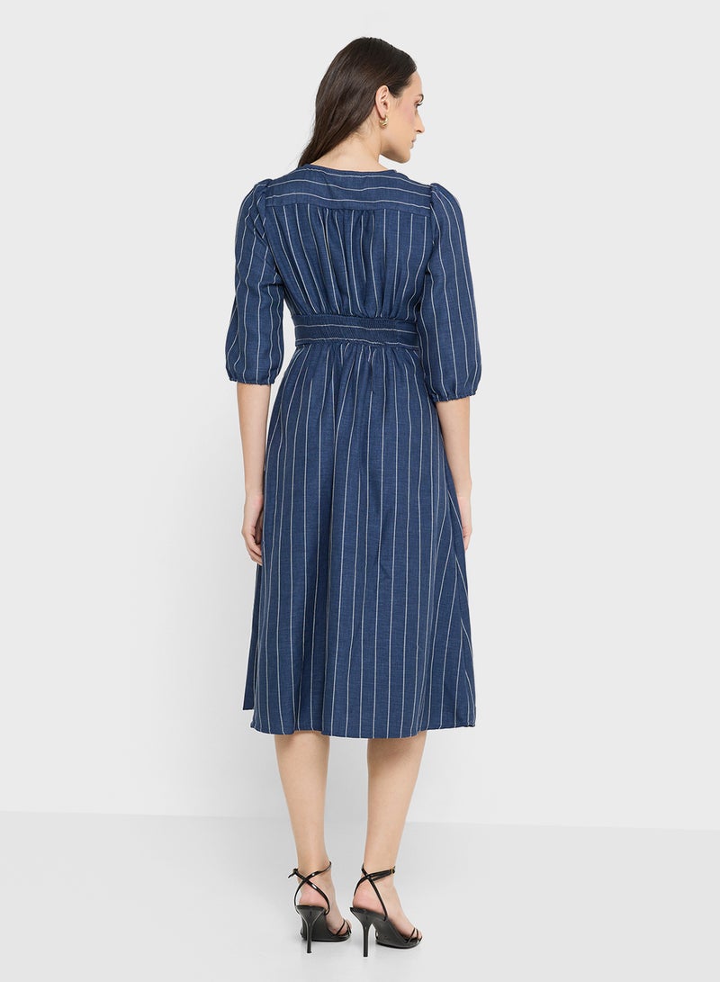 فستان ميدي بأكمام طويلة ورقبة على شكل من أوديت