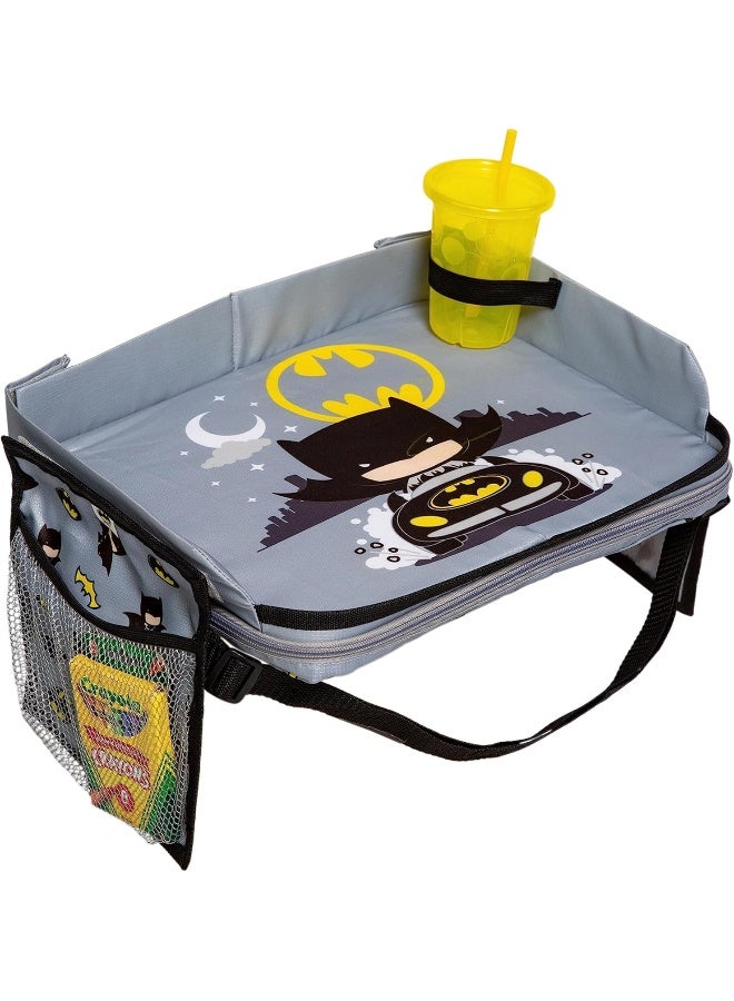 J.L. Childress صينية سفر الأطفال من J.L. Childress، باتمان من DC Comics | صينية سفر 3 في 1، حقيبة سفر، وحامل جهاز لوحي | حامل أكواب، طاولة وجبات خفيفة، تخزين | صينية حضن لمقاعد السيارة للأطفال، أساسيات الرحلات البرية - Image 1