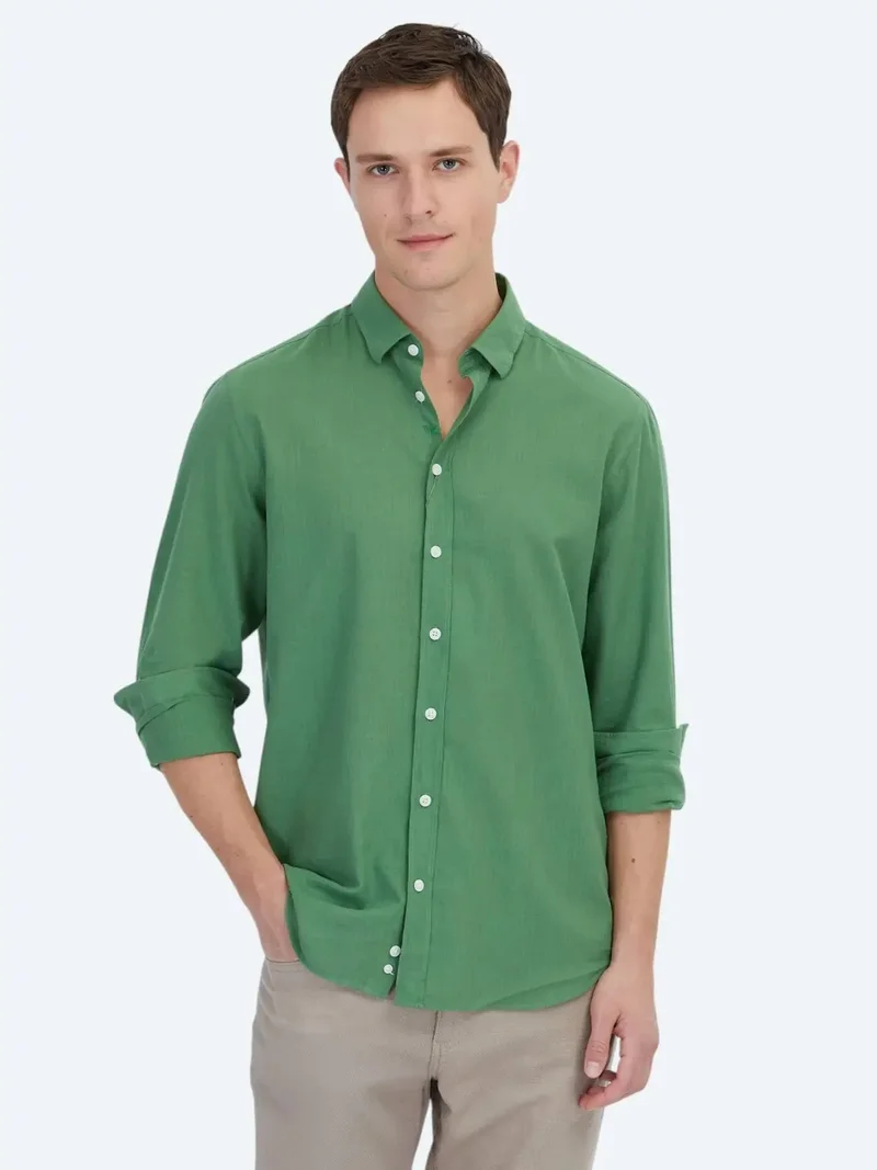 كيب قميص قطني 100% سادة بلون أخضر فستقي، بقصة عادية، مصنوع من قماش قطني منسوج، مناسب للإطلالات الكاجوال.