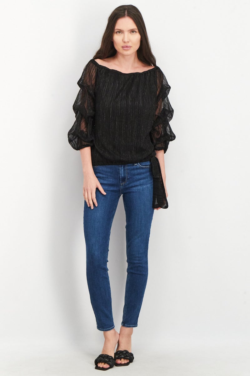 VINCE CAMUTO بلوزة نسائية بياقة باتو وأكمام متعددة الطبقات معدنية، سوداء - Image 3