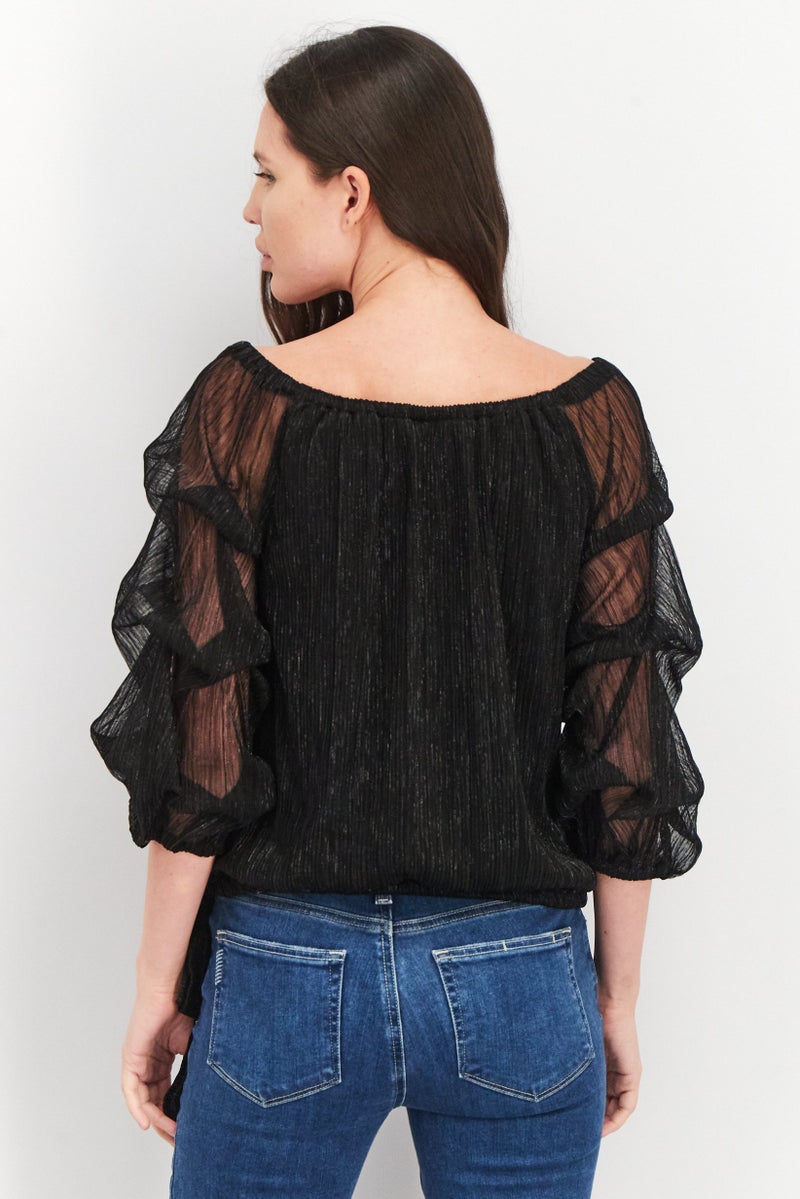 VINCE CAMUTO بلوزة نسائية بياقة باتو وأكمام متعددة الطبقات معدنية، سوداء - Image 2