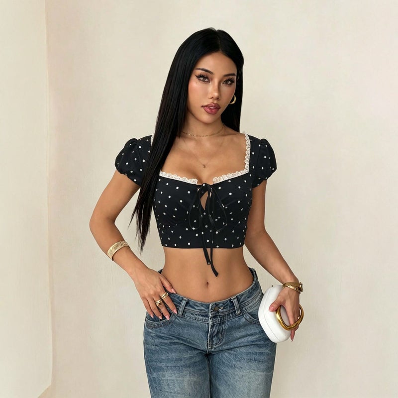 بلوزة نسائية بقبة مربعة وأكمام منفوشة ونقاط بولكا وخصر مربوط - Image 1