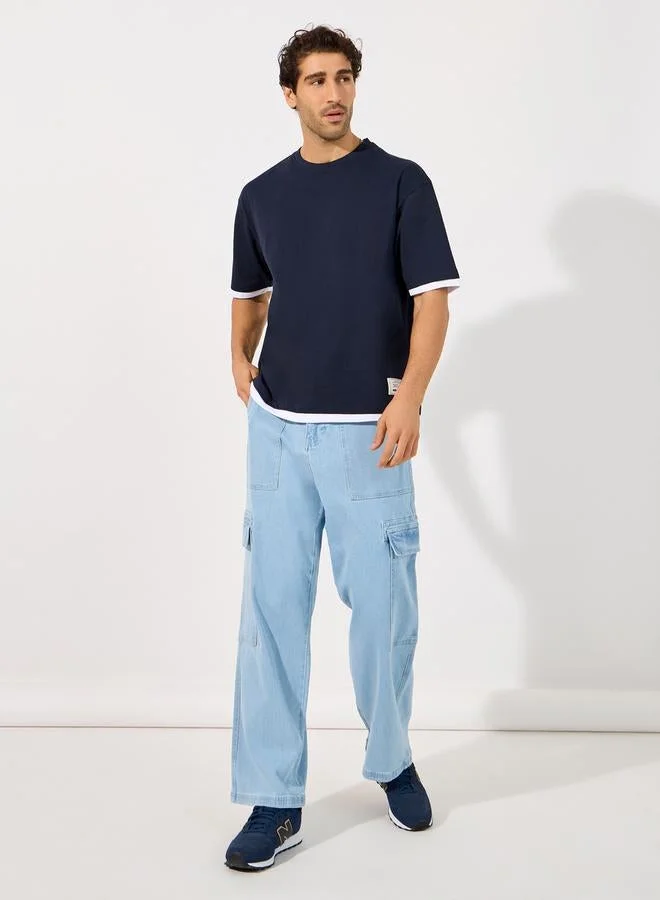 ستايلي تيشيرت فضفاض بتفاصيل مُتباينة مع شارة