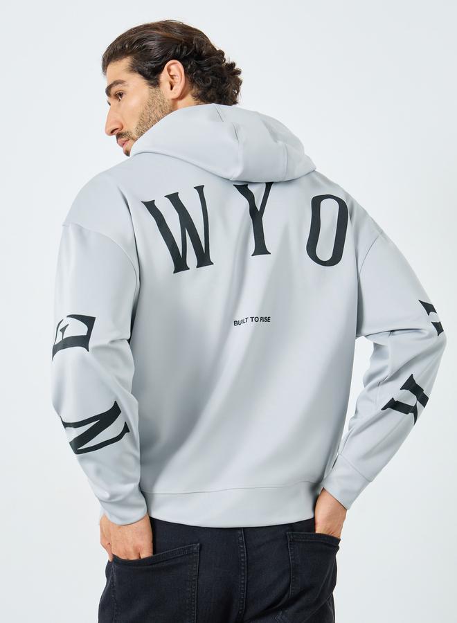 ستايلي هودي سكوبا بقصة واسعة وطبعة نص خلفية - Image 1