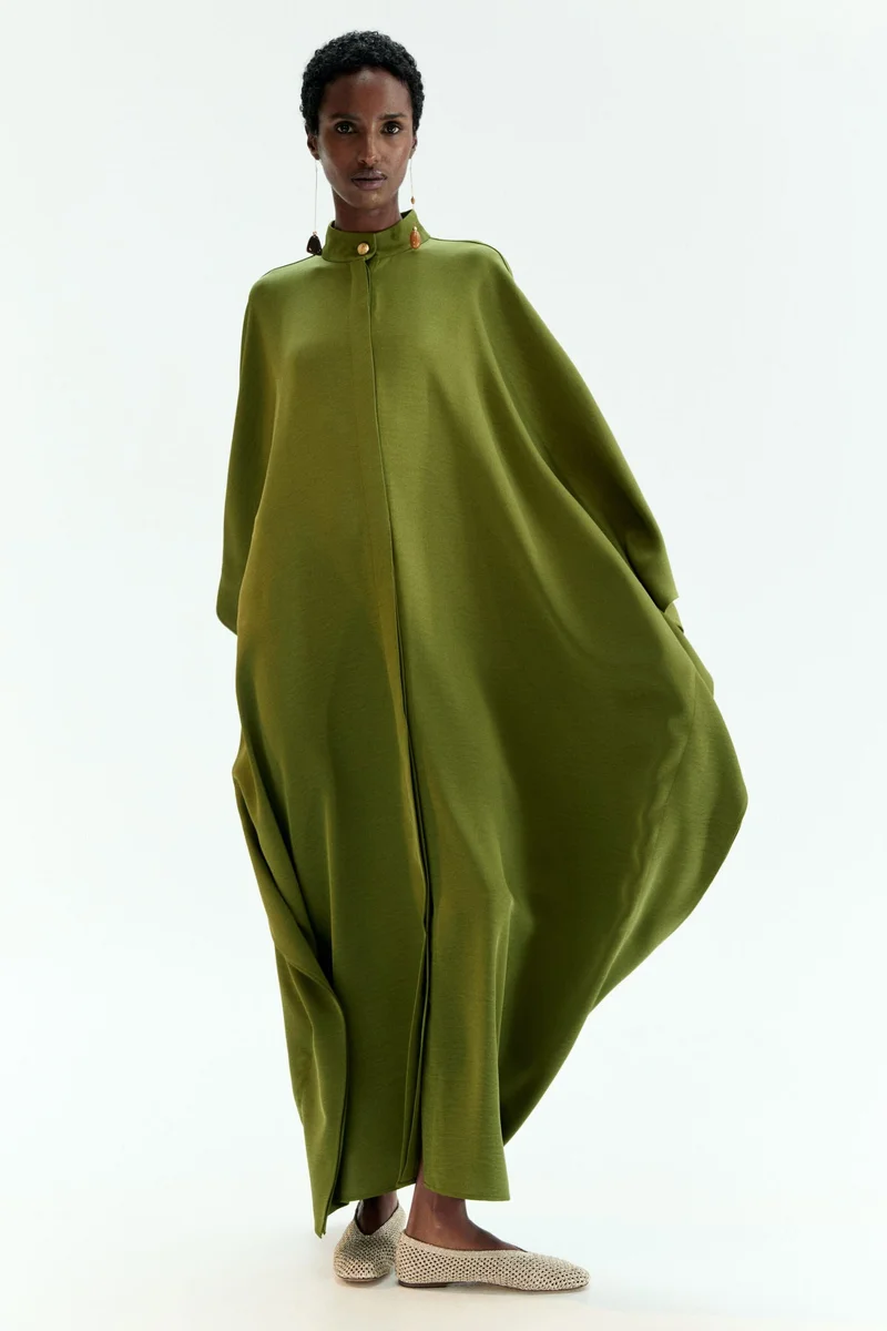 اتش اند ام فستان بتصميم قفطان بأزرار من الأمام