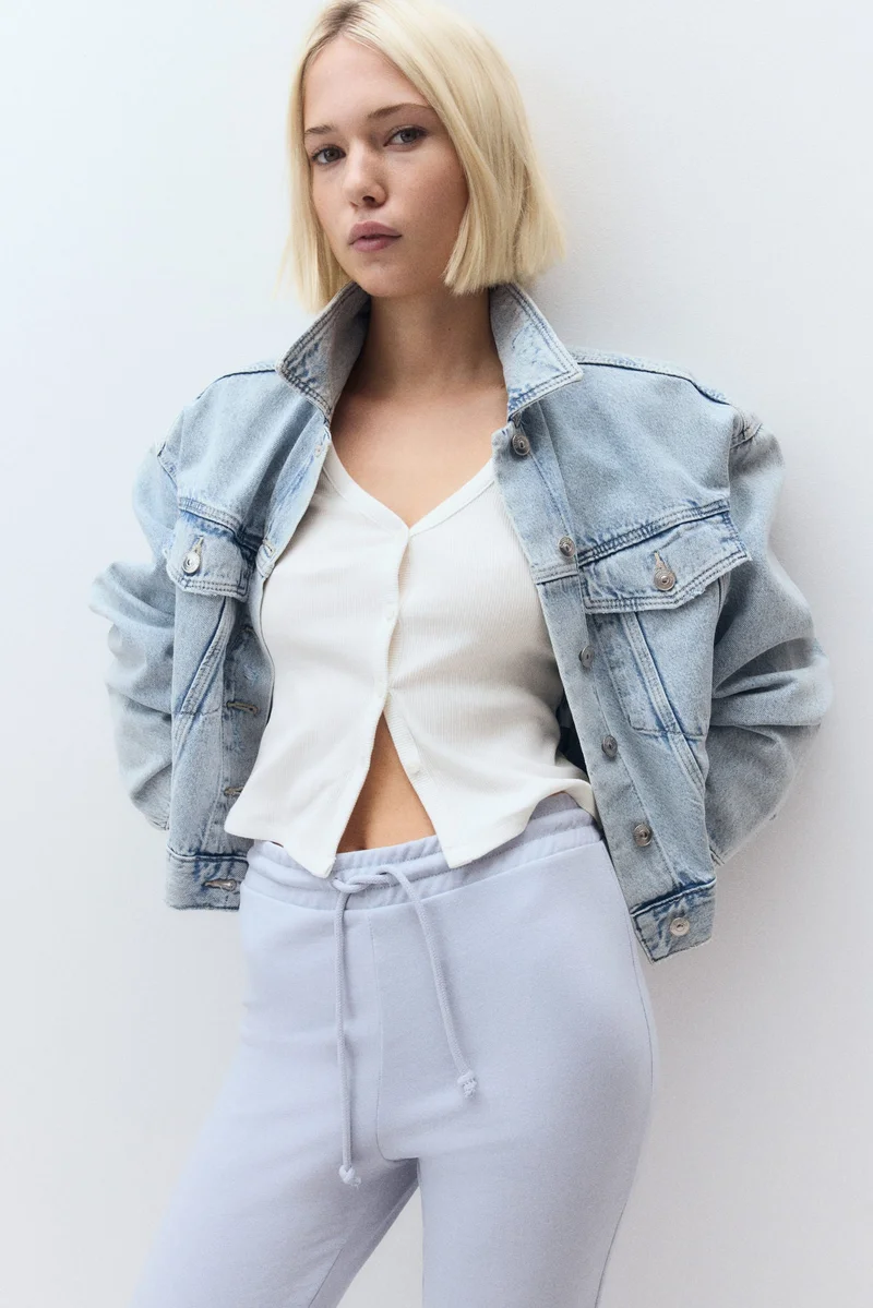 اتش اند ام تي-شيرت بأزرار أمامية من خامة مرنة