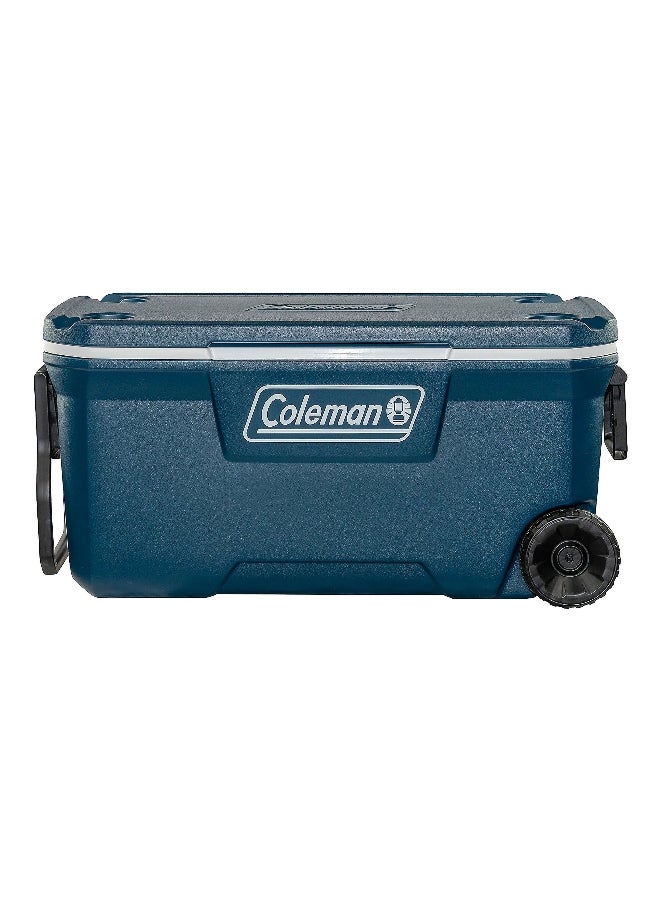 كولمان صندوق لحفظ الثلج خارجا بعجلات ،مصنوع من مادة البولي إيثيلين عالي الكثافة مع مقبض جانبي وباللونين الأزرق الداكن والأبيض و بسعة 94 لتر - Image 1