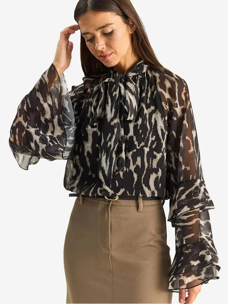 بيانكو لوتشي LUCCI Abstract Print Choker Collar Blouse with Tie Detail