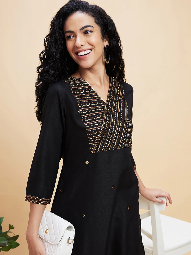 جلو باص Globus Women Thread Work Anarkali Kurta