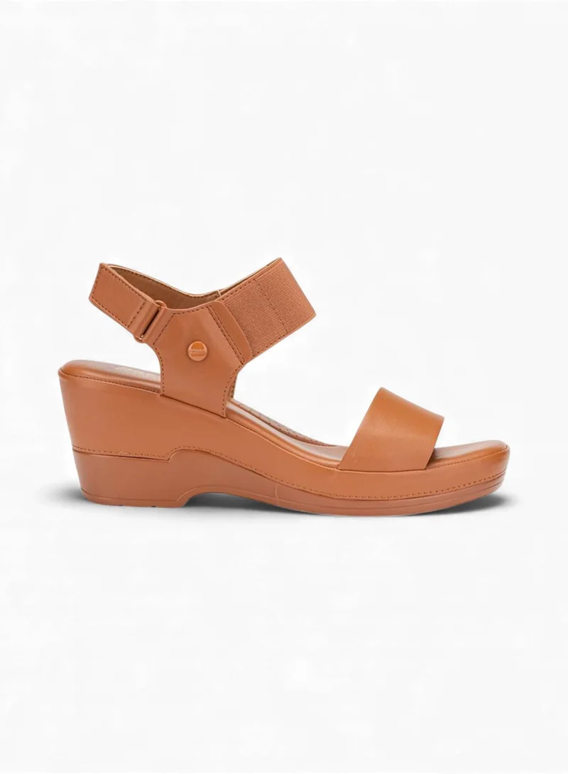 باتا كومفيت صندل بكعب إسفيني مزود بحزام خلفي قابل للتعديل