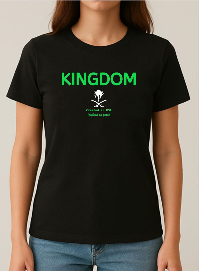 لوحة تيشيرت قطن لمناسبة اليوم الوطني السعودي أو للفخر بالانتماء للوطن في كل الأوقات للرجال والنساء - Image 3