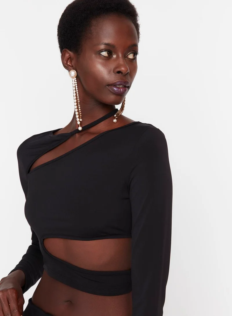 trendyol Cut Out Detail Top