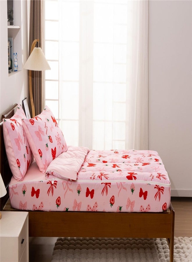 NTBED طقم مفروشات سرير بسحاب مطبوع عليه فيونكة فراولة من NTBED، مقاس توين، للأطفال البنات، خفيف الوزن، مصنوع من الألياف الدقيقة، طقم لحاف فراشة مع ملاءة مثبتة وأغطية وسائد، لون وردي - Image 3