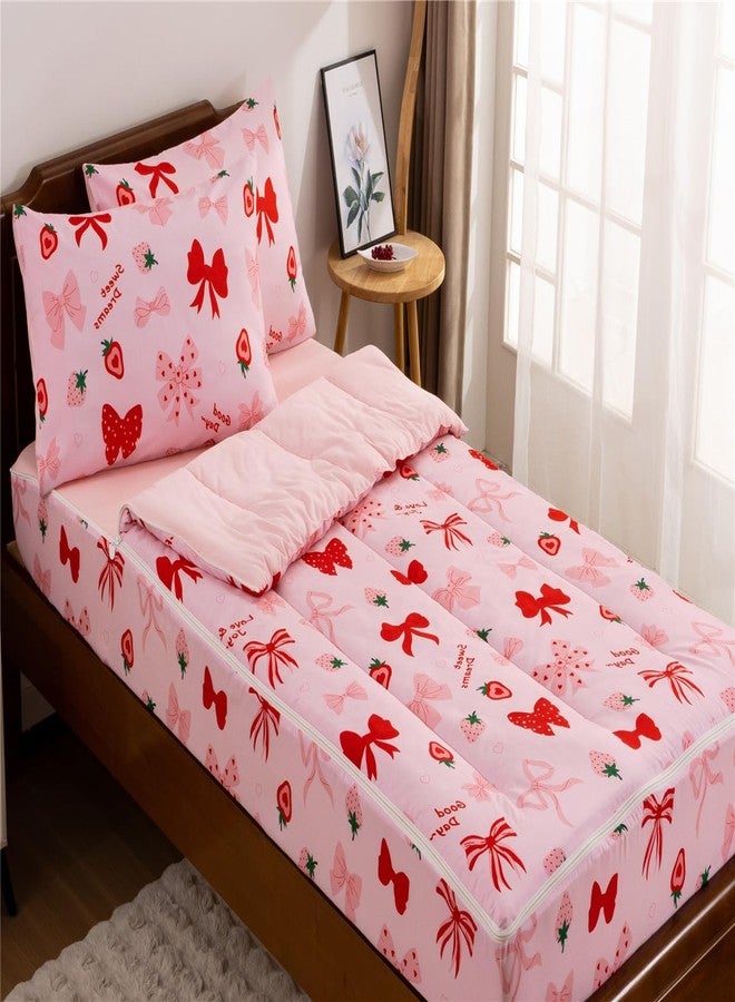 NTBED طقم مفروشات سرير بسحاب مطبوع عليه فيونكة فراولة من NTBED، مقاس توين، للأطفال البنات، خفيف الوزن، مصنوع من الألياف الدقيقة، طقم لحاف فراشة مع ملاءة مثبتة وأغطية وسائد، لون وردي - Image 1