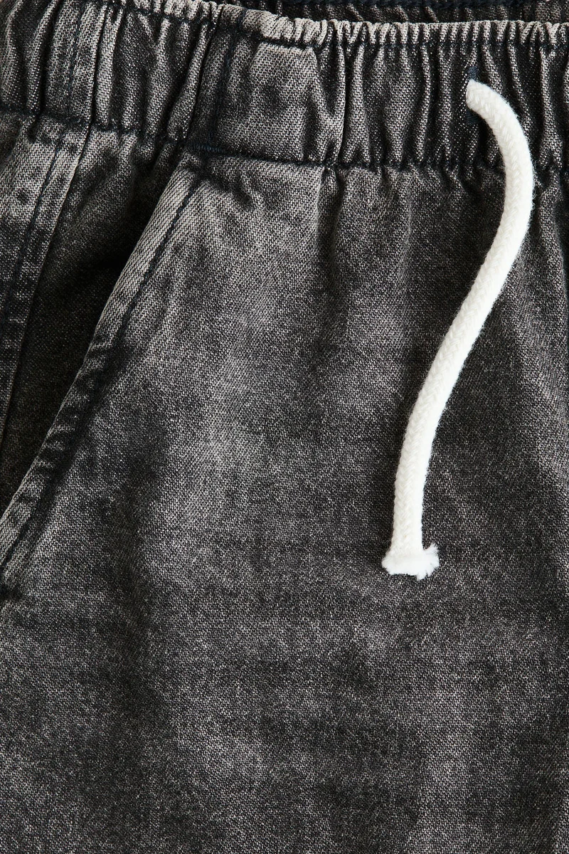 اتش اند ام بنطلون رياضي من قماش الدنيم القطني