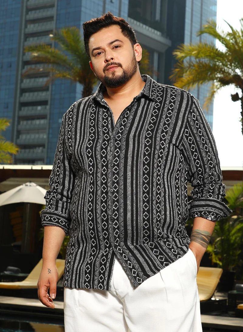 انستافاب بلس قميص رجالي   بلون أسود عقيق بنسيج شعبي للملابس الكاجوال بياقة واسعة وأكمام طويلة بأزرار ومقاس كبير بتصميم مريح للارتداء اليومي