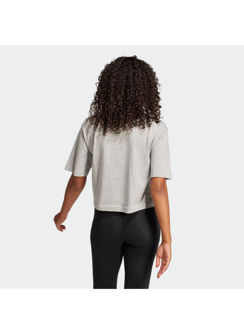 اديداس تيشيرت بويفريند أساسي بشعار كبير