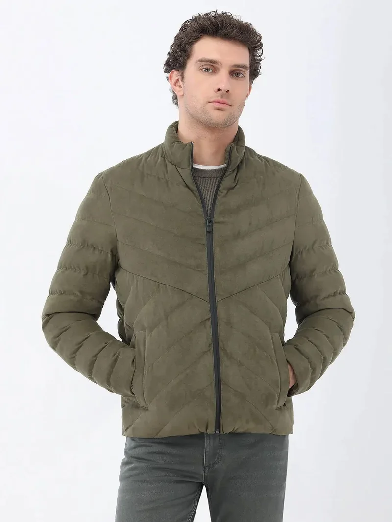 كيب معطف كاجوال من قماش منسوج بلون كاكي فاتح، بقصة عادية وياقة عالية.