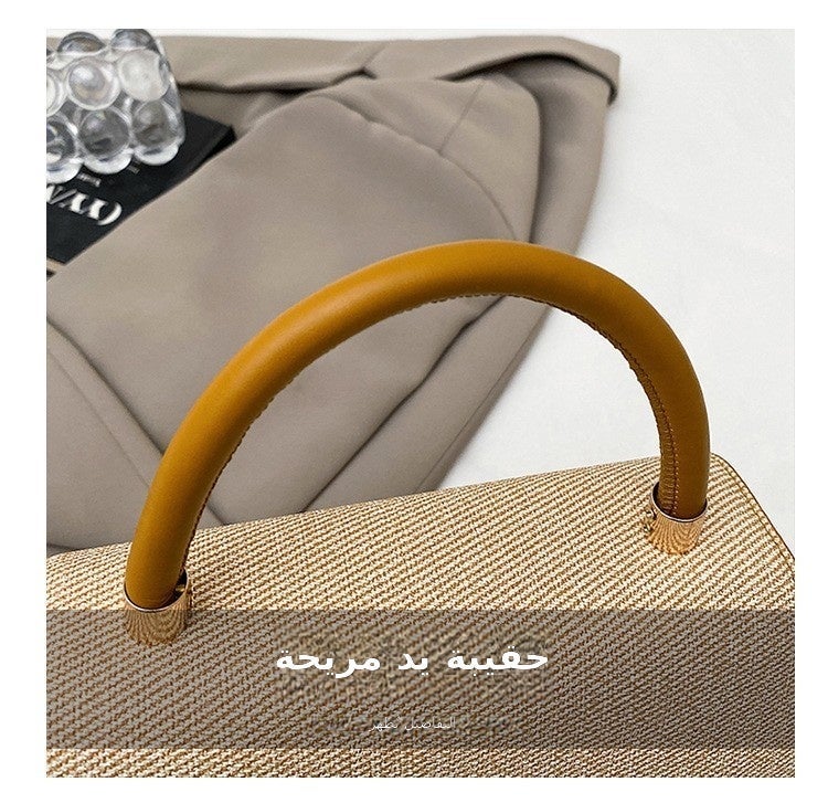 حقيبة يد كروس بودي من الجلد الصناعي المُلصق بنسيج مجدول، بتصميم مزخرف بشعار حرف معدني، مع حزام كتف قابل للإزالة والتعديل، سعة متوسطة، بغطاء علوي، تناسب الاستخدامات اليومية مثل المواعدة، المكتب، التسوق، حفلات الزفاف، السفر، وتليق بالإطلالات الأنيقة الرسمية والكاجوال. - Image 2