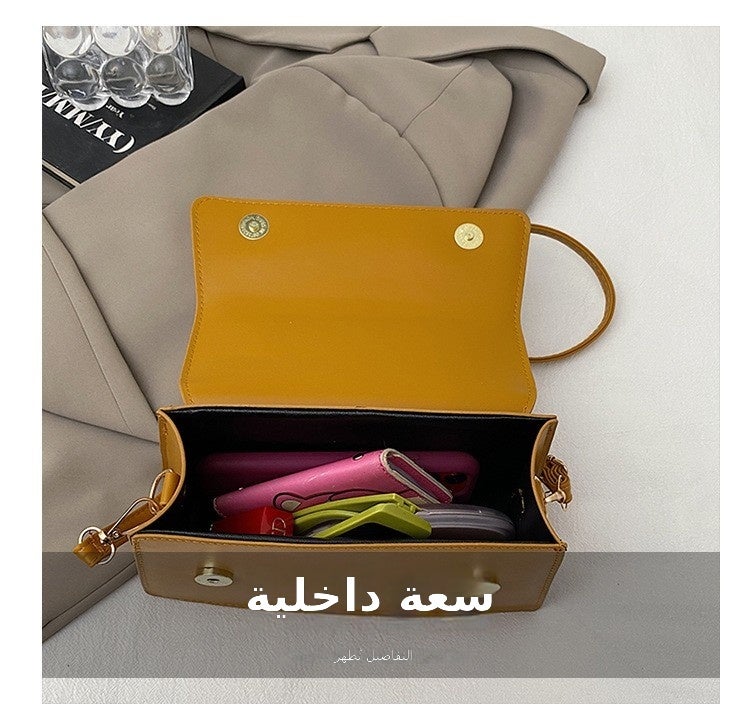 حقيبة يد كروس بودي من الجلد الصناعي المُلصق بنسيج مجدول، بتصميم مزخرف بشعار حرف معدني، مع حزام كتف قابل للإزالة والتعديل، سعة متوسطة، بغطاء علوي، تناسب الاستخدامات اليومية مثل المواعدة، المكتب، التسوق، حفلات الزفاف، السفر، وتليق بالإطلالات الأنيقة الرسمية والكاجوال. - Image 3