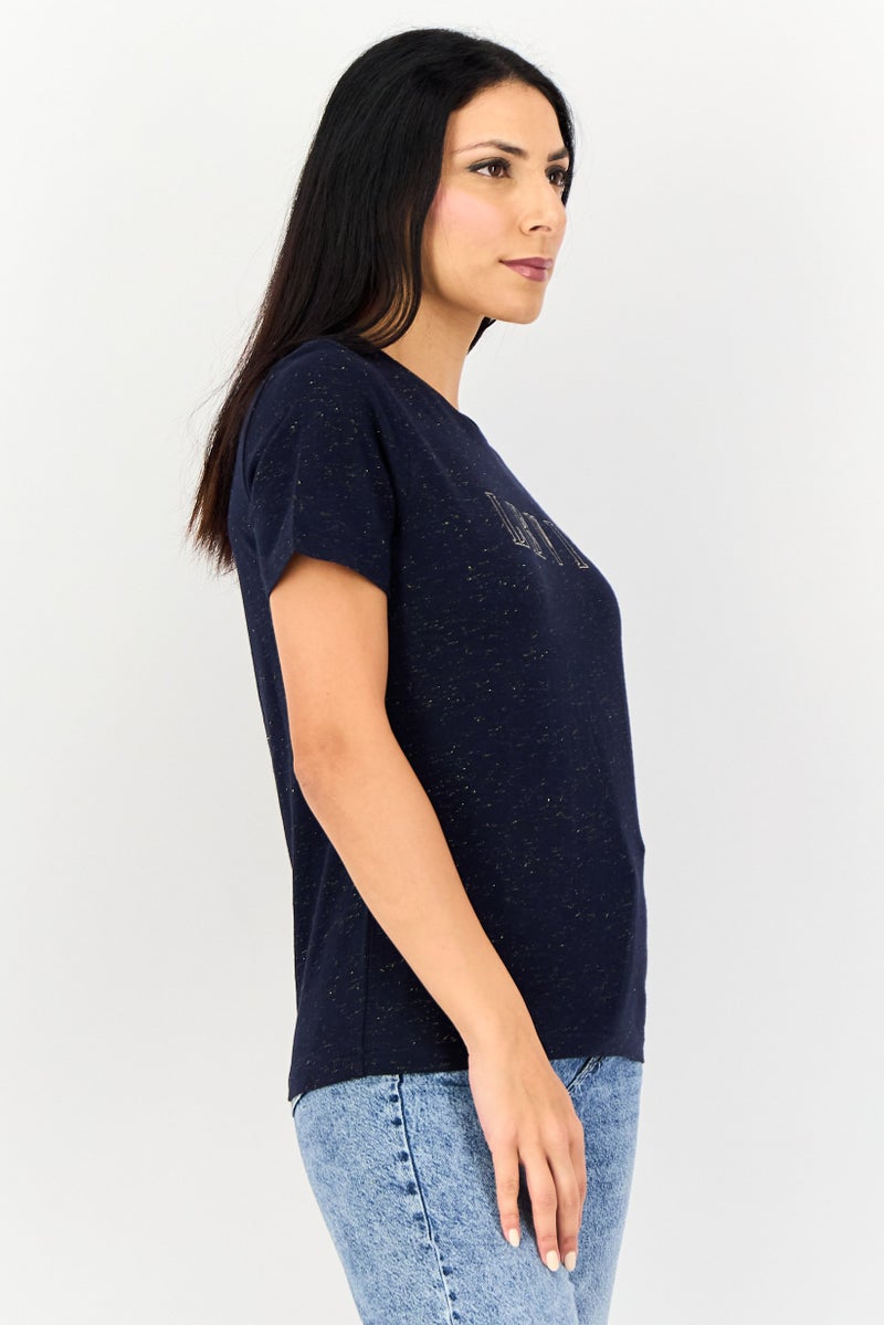 Levi's تي شيرت معدني قصير الأكمام للنساء بياقة دائرية، كحلي - Image 4