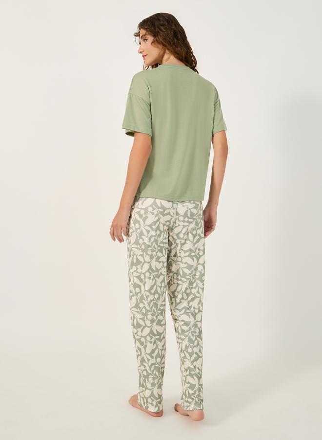 Styli Styli Solid Dropped Shoulder T-Shirt and Leaf Printed Pyjama Pants Set  - Image 5
