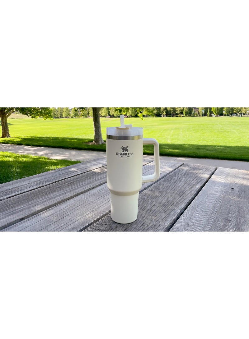 ستانلي كوب معزول بسعة 1.2 لتر مصمم بمقبض وغطاء بشفاطة، كوب سفر معزول بتفريغ الهواء من الفولاذ المقاوم للصدأ، مناسب للسفر والماء والشاي المثلج أو القهوة والسموذي وغير ذلك (لون كريمي).