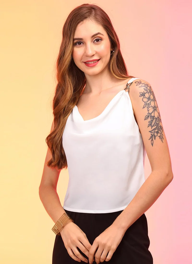 جلو باص بلوزة نسائية قصيرة بياقة ملتفة وحمالات معدنية عند الكتف