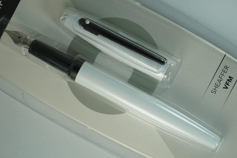 SHEAFFER قلم حبر شيفر VFM بلون اللؤلؤ الأبيض مع تفاصيل سوداء غير لامعة ونقطة متوسطة - Image 3