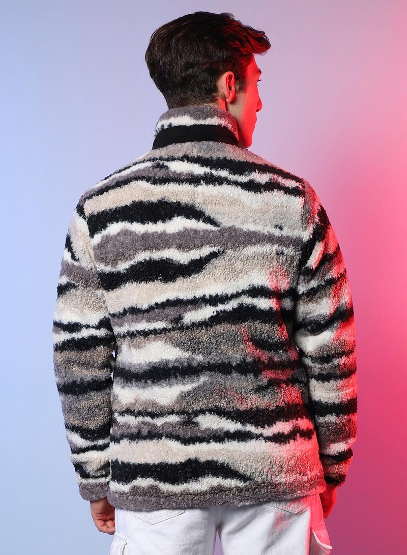 Campus Sutra Men's Midnight Black & Ivory White Camouflage Sherpa Puffer Jacket  - Image 5