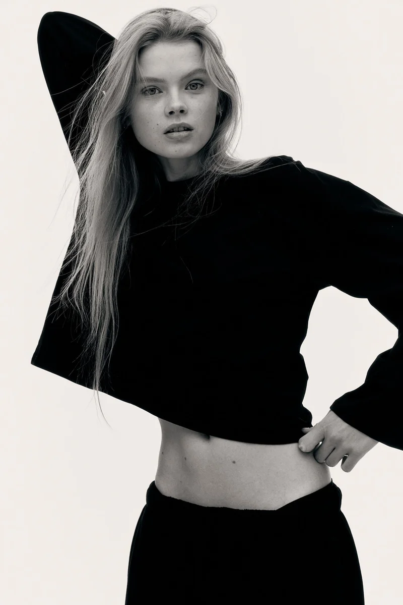 اتش اند ام بلوزة من القطن بأكمام طويلة