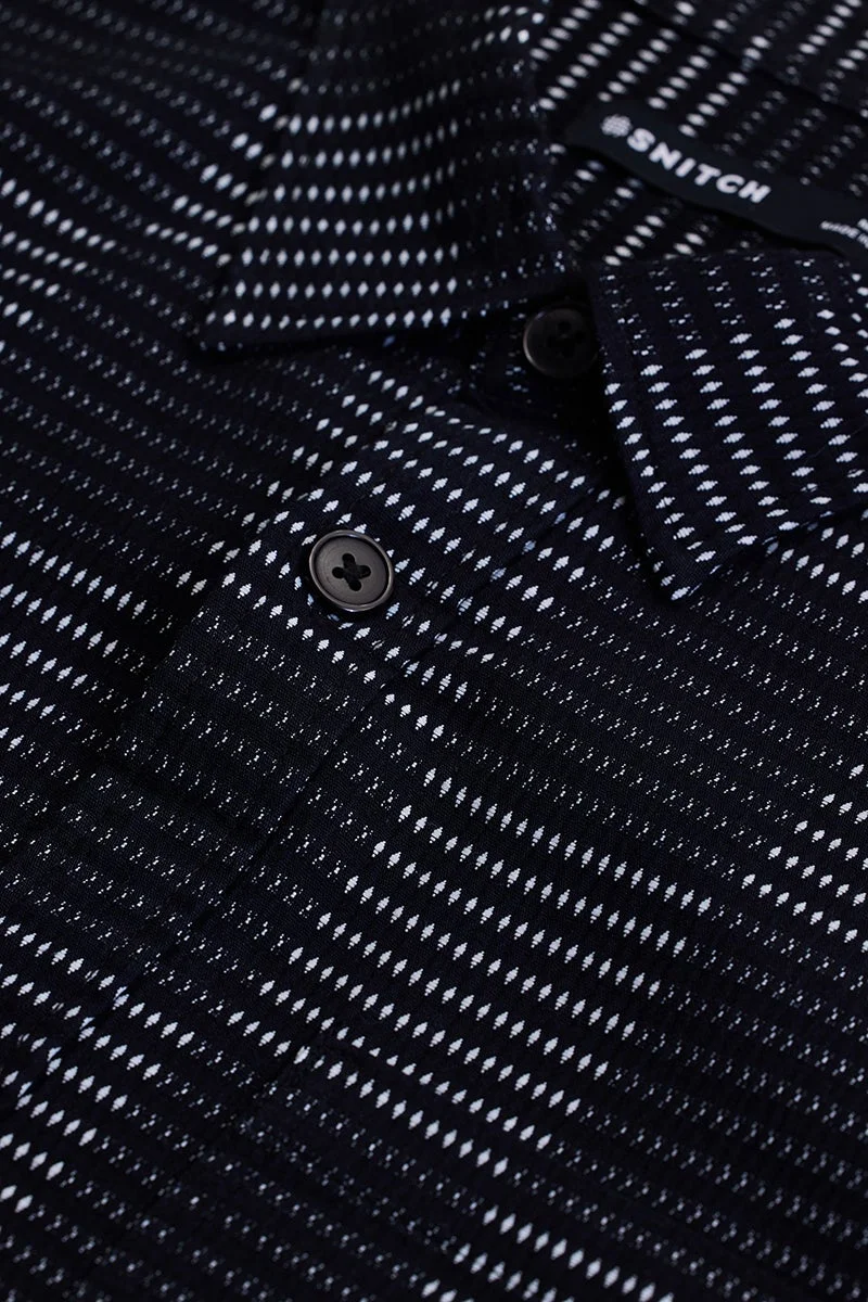 سنيتش قميص أسود هندسي بقصة مريحة